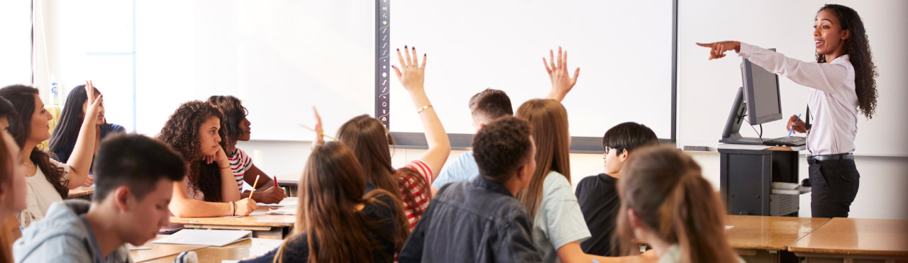 Lerares staat voor de klas in een middelbare school