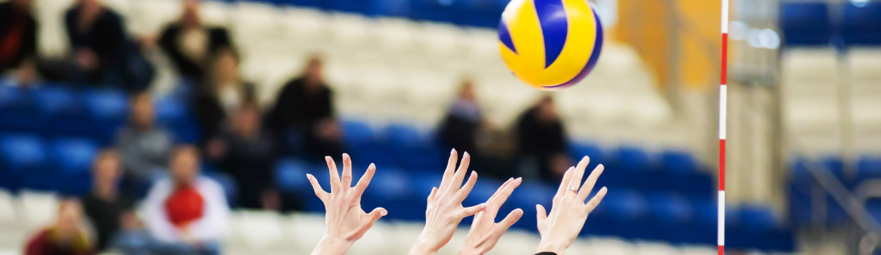 Handen in de lucht voor een volleybalnet