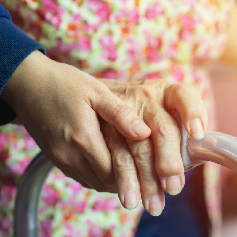 Hand van een oudere dame op een rollator